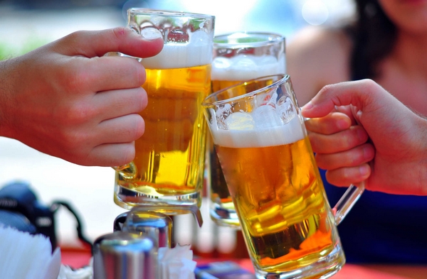 Uống nhiều rượu bia là một trong những nguyên nhân dẫn đến Gout
